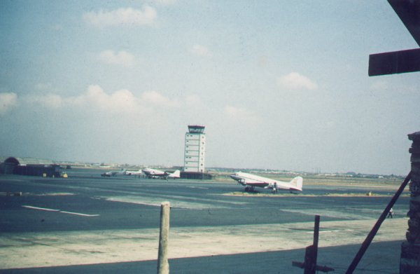 fozard-18-AirVietNam-DC-3-loading-on-the-ramp-TanSonNhut-600x391